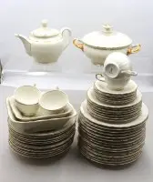 Nepotpuni servis, Oscar Schaller & Co., zlatni rub, terina s poklopcem, vrč za kavu, 2 zdjele, 6 potpunih servisa, 11 dubokih tanjura, 15 plitkih tanjura (2 sa starim napuklinama, neki svjetlije boje i bez žiga)