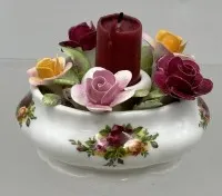 烛台 "Royal Albert" Old country roses，一朵玫瑰花蕾轻微磕碰，高 5,5 厘米，直径 9 厘米