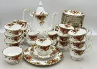 Kaffeservice "Royal Albert" Old country roses til 12 personer, desuden 48 dele (1 underkop stødt), større kopper, kande, 2 mælkekander, 1 sukkerskål