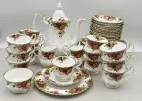 Kavni servis "Royal Albert" Old country roses za 12 osoba, dodatno 48 dijelova (1x tanjurić oštećen), veće šalice, vrč, 2 vrča za mlijeko, 1x šećernica