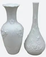 2 adet "Kaiser" vazo, beyaz, çiçekli kabartma dekorlu, yükseklik yakl. 27 cm