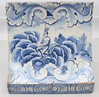 大型拱形瓷砖，可能为代尔夫特，18/19 世纪，图案为手持长矛的坐姿古代或神话人物，有年代痕迹，约 37 x 厘米