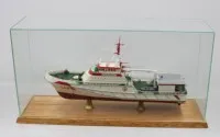 Gedetailleerd scheepsmodel van DGzRS-reddingskruiser "Hermann Marwede" in vitrine, metaal