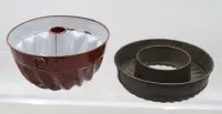 قطعتان من قوالب كعك قديمة، واحدة مطلية بالمينا، على الأرجح من عشرينيات/أربعينيات القرن العشرين، أكبرها ارتفاع 10 سم قطر 19 سم