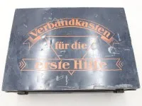 Kovová autolékárnička, pravděpodobně 40. léta, známky stáří, cca v 11,5 cm š 35 cm h 25,5 cm
