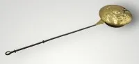 Bettwärmer, 18. bis 19. Jahrhundert, Messing- bzw. Kupferblechschale mit reliefartigem Treibdekor, Eisenstiel, ca. L-95cm
