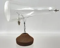 Tube à rayons cathodiques historique de Malte sur support, H-19 cm, L-23 cm, probablement vers 1900 d'après Sir William Crookes, croix de Malte métallique à l'intérieur