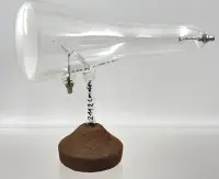 स्टैंड पर ऐतिहासिक माल्टीज़ कैथोड किरण ट्यूब, ऊंचाई 19 cm, लंबाई 23 cm, संभवतः 1900 के आसपास सर विलियम क्रूक्स के अनुसार, अंदर धातु माल्टीज़ क्रॉस