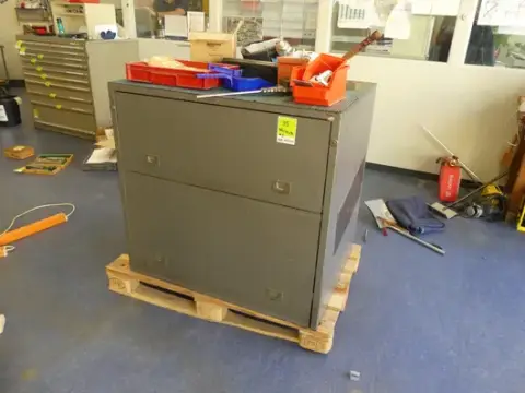 Armadio da officina, con contenuto