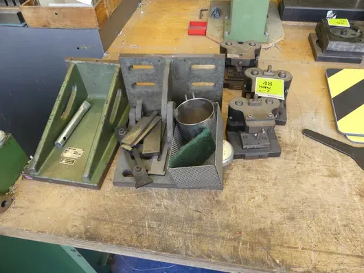 Lot d'équerres de montage, accessoires de serrage et plaquettes d'outils