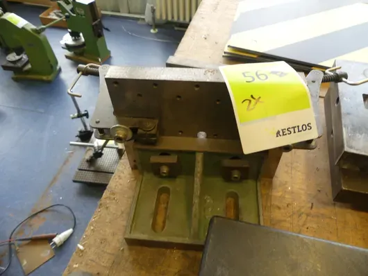 2x équerres de montage avec dispositif de serrage monté