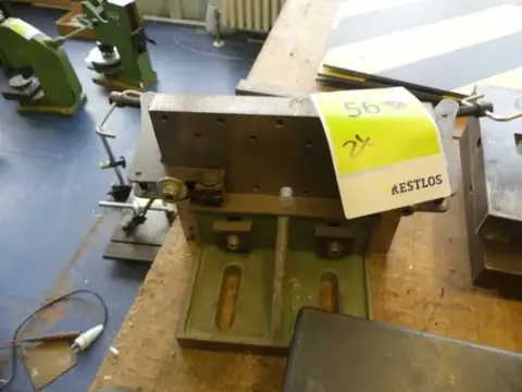 2x équerres de montage avec dispositif de serrage monté