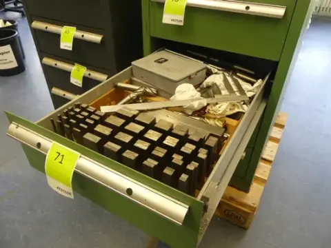 Assortiment de cales parallèles, pied à coulisse et outils de fraisage