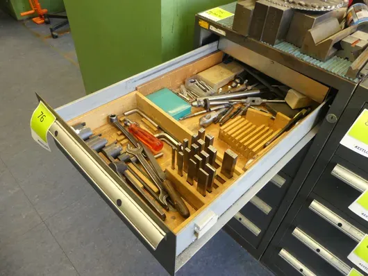 Documents parallèles, clés, outils de filetage et de perçage