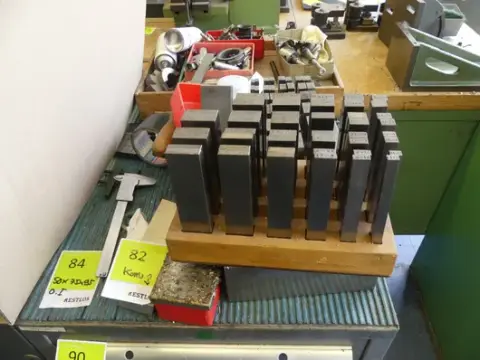 Lot jeu de cales parallèles, pied à coulisse et accessoires d'outils