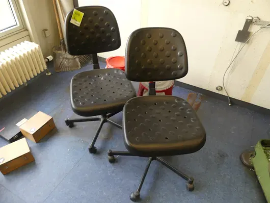 2 työpajatuolia ja 1 elefantinjalka