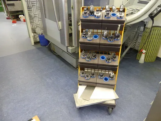 Carrello portautensili con supporti per utensili