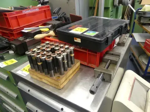 Lot de pinces de serrage, étau de machine et mallette d'assortiment
