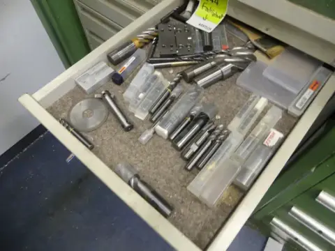 Lot d'outils d'usinage, forets hélicoïdaux, alésoirs, lames de scie circulaire