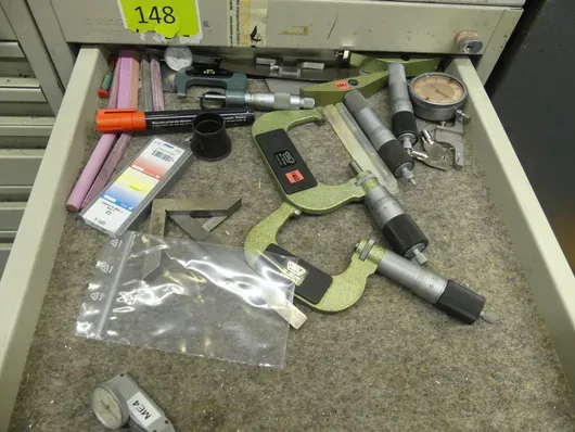 Lot d'instruments de mesure de précision, micromètres, forets, accessoires