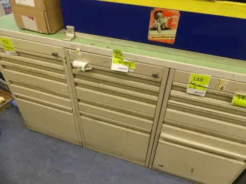 Металева шафа без вмісту