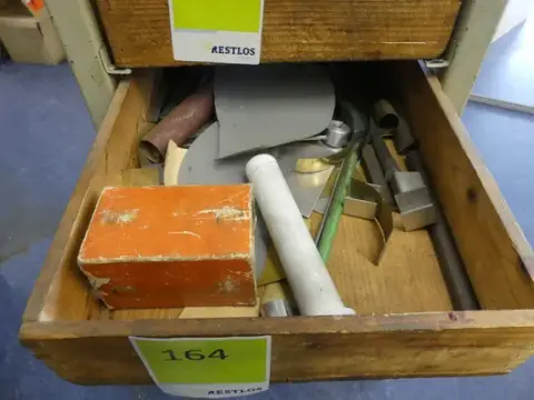 Lot de restes de métal et d'atelier, découpes