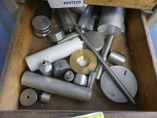 Soubor kruhového materiálu, šroubů, přírub, polotovarů