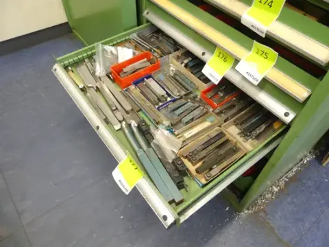 Lot d'outils de coupe, outils de tour, plaquettes de coupe, pieds à coulisse