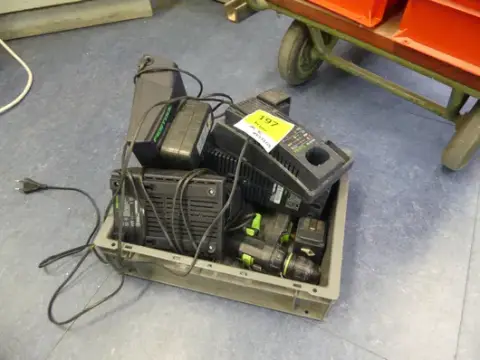 Caisse avec visseuse sans fil et chargeurs
