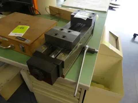 Étau de machine avec cliquet traversant