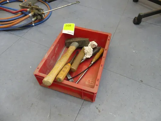 Caisse avec outils manuels