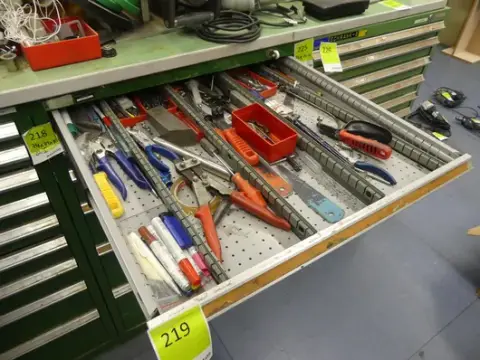 Lot d'outils à main, pinces, forets, ciseaux