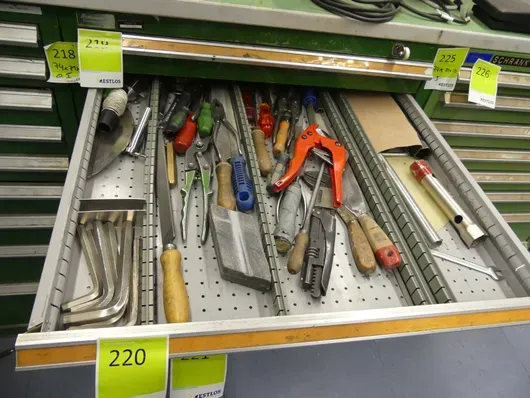 Lot d'outils manuels et d'accessoires d'atelier