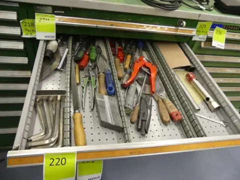 Lot d'outils manuels et d'accessoires d'atelier
