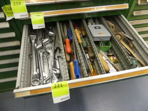 Lot d'outils manuels, clés à fourche, clés à anneau, limes