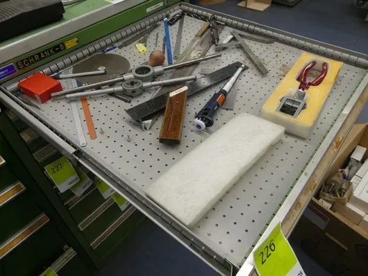 Soubor ručního a měřicího nářadí, dláta, pilníky, pily