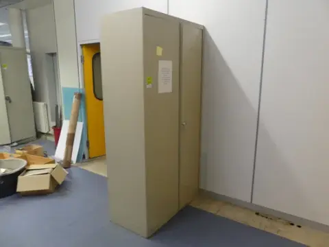 Металева шафа з вмістом