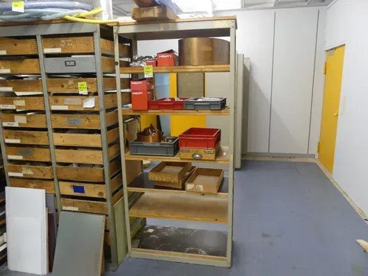 Sistema di scaffalature con contenuto