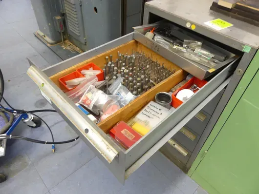 Lot d'outils de précision, poinçons, alésoirs et accessoires de perçage