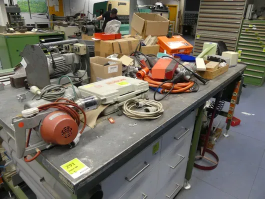 Lot d'outils électriques, d'équipement d'atelier et d'accessoires