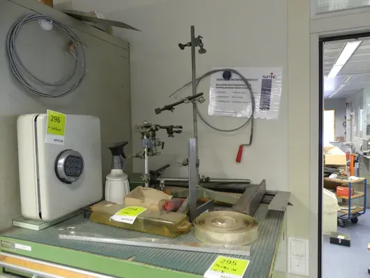 Lot d'accessoires de laboratoire et d'atelier