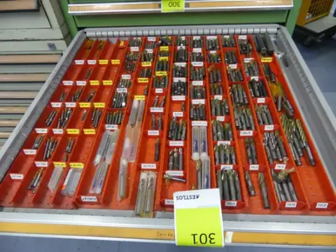Lot d'outils de coupe, forets hélicoïdaux, fraises