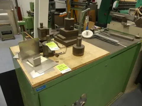 Lot d'outils de travail du métal et d'estampage