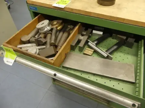 Lot de pièces métalliques et tournées, outils de serrage