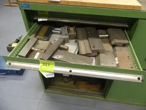 Skup steznih naprava, pribor za tokarske i glodalice