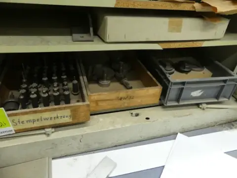 Skup probijača, utiskivača, kuglastih probijača, nastavaka za alate