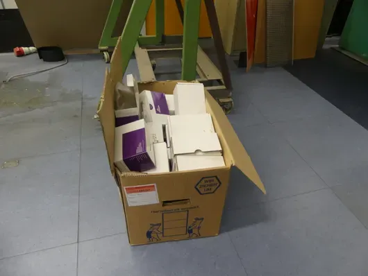 Cassa con scatole di cartone Entegris
