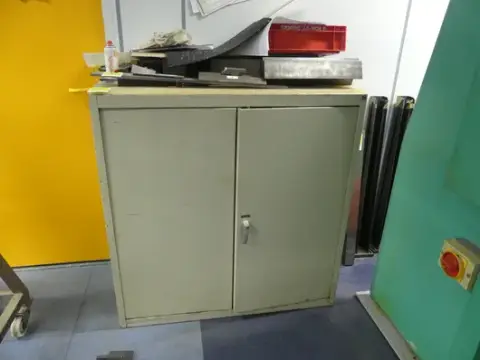 Armadio da officina senza contenuto
