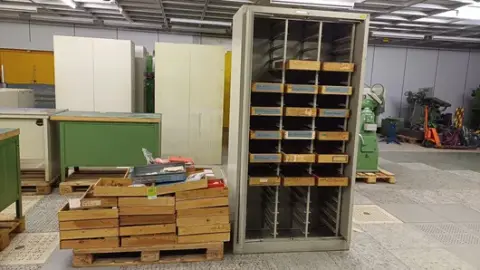 Armadio a scaffali con materiale di fissaggio