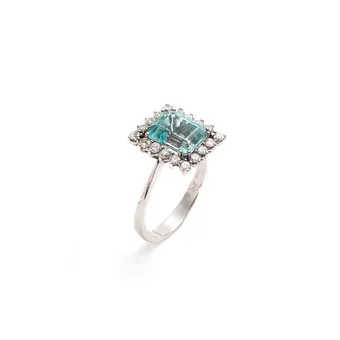 Anillo de aguamarina con diamantes.
